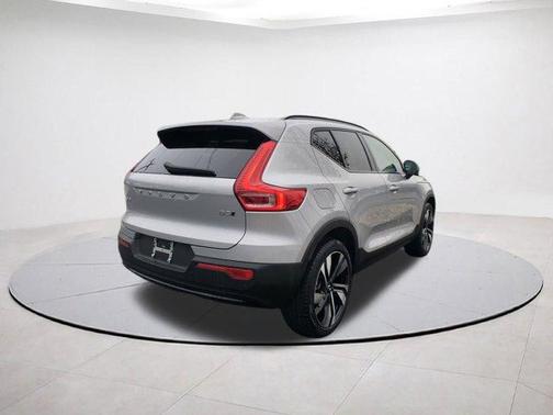 2025 Volvo XC40 B5 Plus Dark Theme