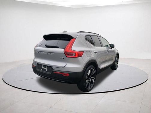 2025 Volvo XC40 B5 Plus Dark Theme