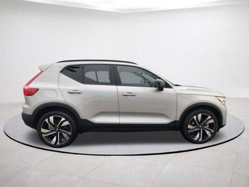 2025 Volvo XC40 B5 Plus Dark Theme