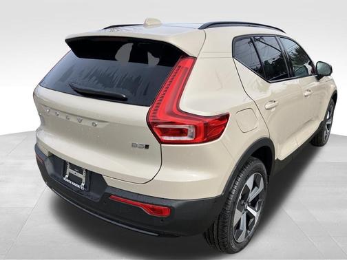 2026 Volvo XC40 B5 Plus