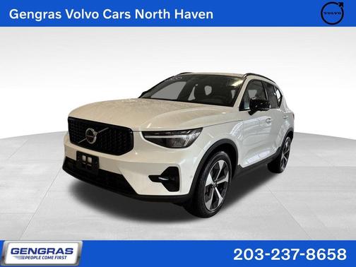 2025 Volvo XC40 B5 Plus Dark Theme
