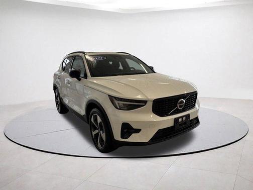 2025 Volvo XC40 B5 Plus Dark Theme
