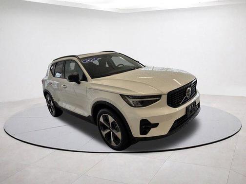 2025 Volvo XC40 B5 Plus Dark Theme