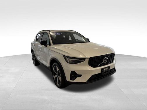 2025 Volvo XC40 B5 Plus Dark Theme