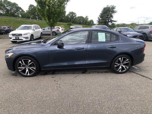 2024 Volvo S60 B5 Plus Dark Theme