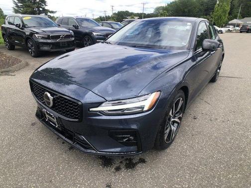 2024 Volvo S60 B5 Plus Dark Theme
