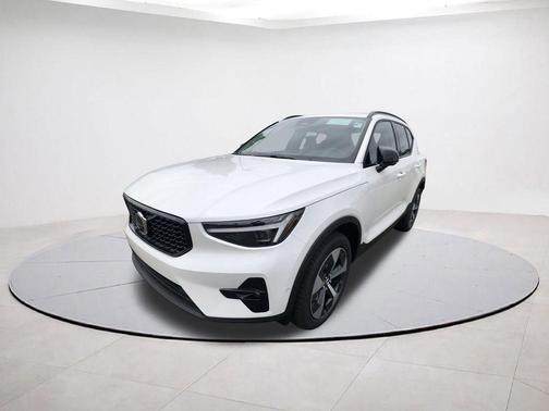 2026 Volvo XC40 B5 Plus