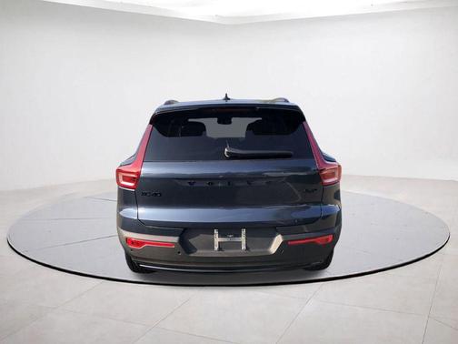 2026 Volvo XC40 B5 Ultra Black Edition