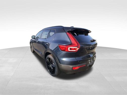 2026 Volvo XC40 B5 Ultra Black Edition