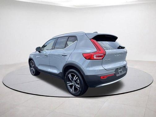 2025 Volvo XC40 B5 Core Bright Theme