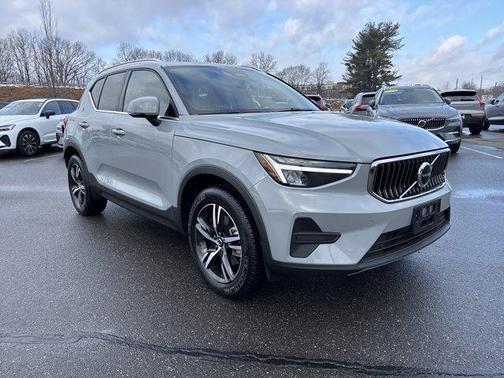 2025 Volvo XC40 B5 Core Bright Theme