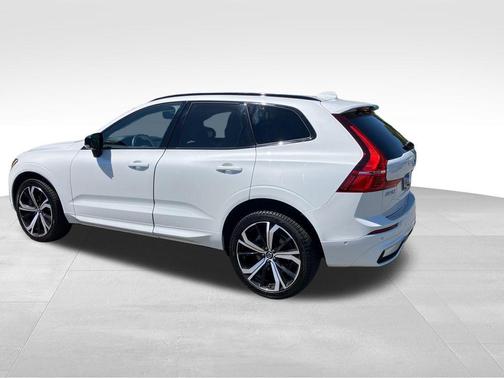 Crystal White Metallic 2024 Volvo XC60 B5 Ultimate Dark Theme