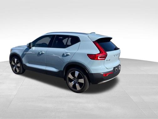 Amazon Green / Blue 2019 Volvo XC40 MOMENTUM