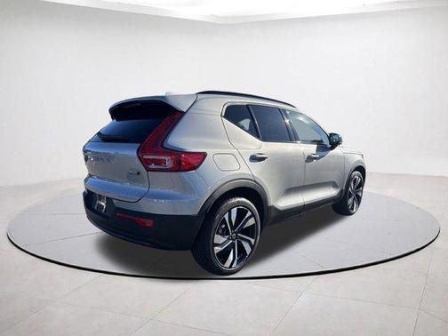2025 Volvo XC40 B5 Plus Dark Theme