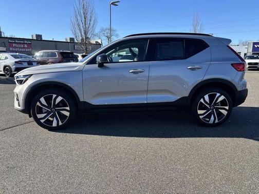 2025 Volvo XC40 B5 Plus Dark Theme