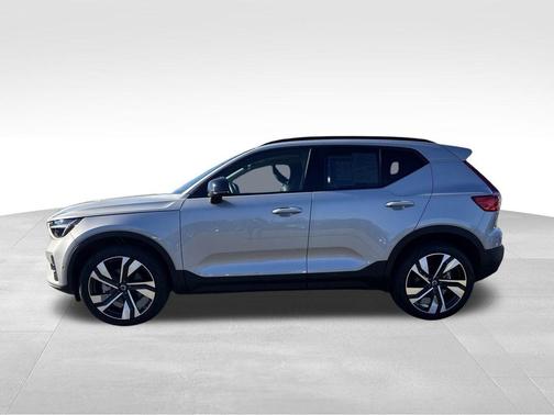 2025 Volvo XC40 B5 Plus Dark Theme