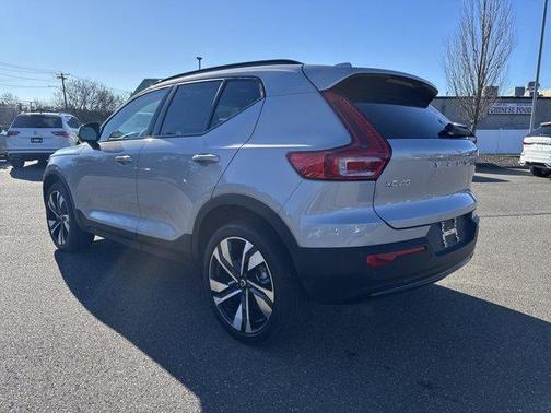 2025 Volvo XC40 B5 Plus Dark Theme