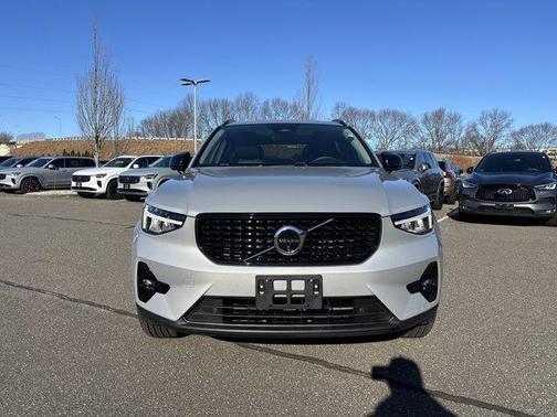 2025 Volvo XC40 B5 Plus Dark Theme