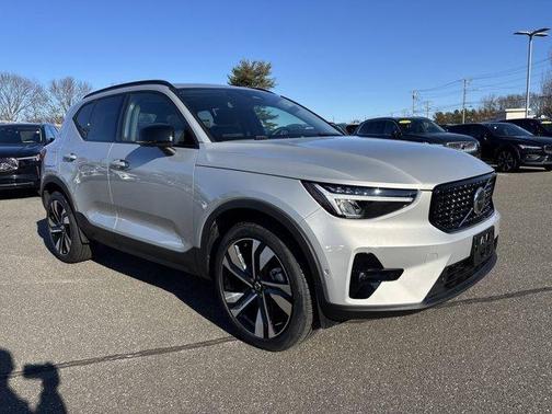2025 Volvo XC40 B5 Plus Dark Theme