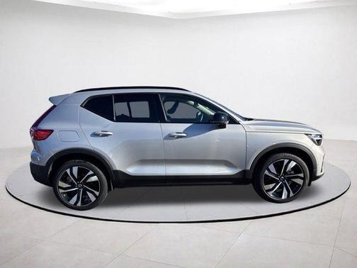 2025 Volvo XC40 B5 Plus Dark Theme