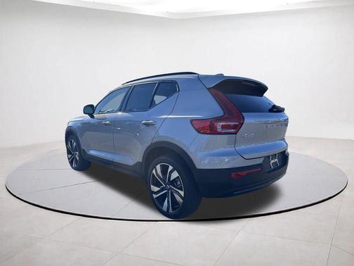 2025 Volvo XC40 B5 Plus Dark Theme