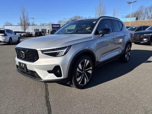 2025 Volvo XC40 B5 Plus Dark Theme