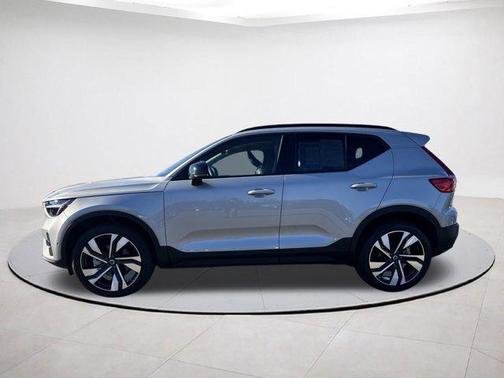 2025 Volvo XC40 B5 Plus Dark Theme