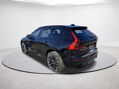 Onyx Black Metallic 2026 Volvo XC60 Plug-In Hybrid T8 Ultra