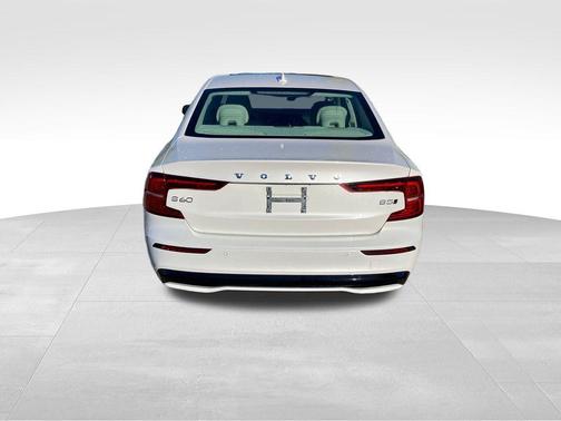 Crystal White Pearl 2025 Volvo S60 B5 Core