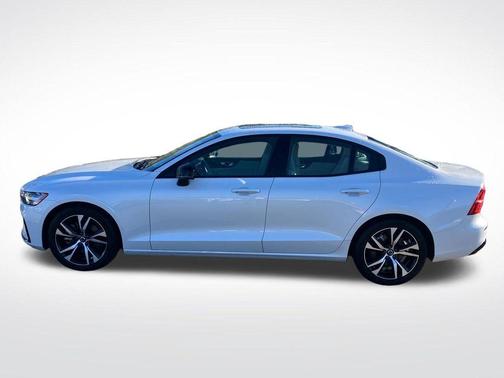 Crystal White Pearl 2025 Volvo S60 B5 Core