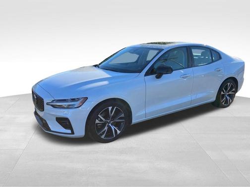 Crystal White Pearl 2025 Volvo S60 B5 Core