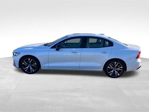 Crystal White Pearl 2025 Volvo S60 B5 Core