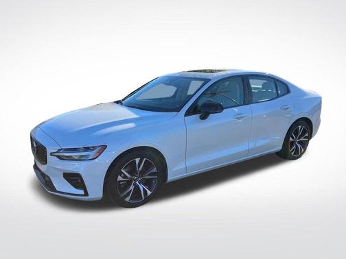 Crystal White Pearl 2025 Volvo S60 B5 Core