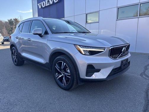 2025 Volvo XC40 B5 Core Bright Theme