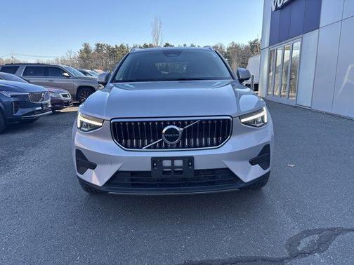 2025 Volvo XC40 B5 Core Bright Theme