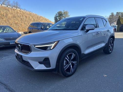 2025 Volvo XC40 B5 Core Bright Theme