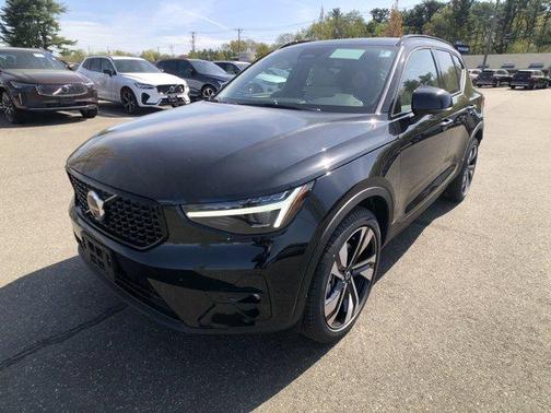 2025 Volvo XC40 B5 Ultra Dark Theme