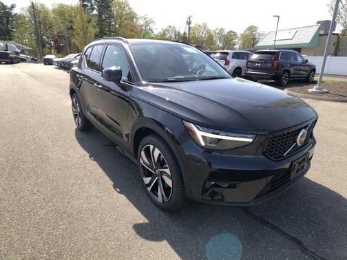 2025 Volvo XC40 B5 Ultra Dark Theme