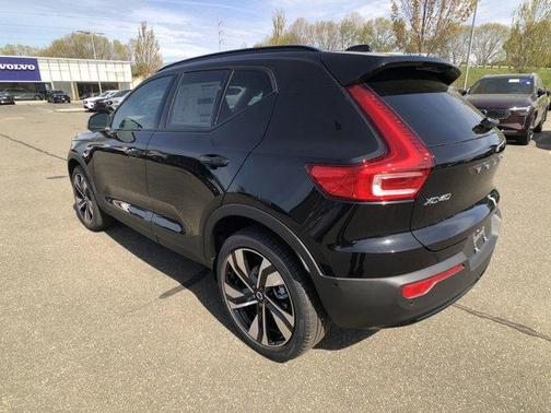 2025 Volvo XC40 B5 Ultra Dark Theme