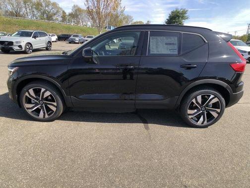 2025 Volvo XC40 B5 Ultra Dark Theme