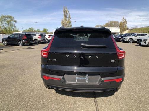 2025 Volvo XC40 B5 Ultra Dark Theme