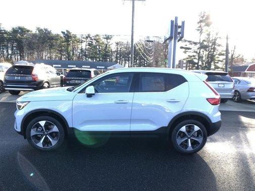 2025 Volvo XC40 B5 Plus Bright Theme