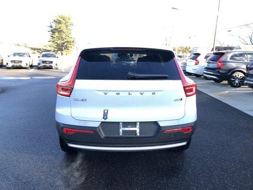 2025 Volvo XC40 B5 Plus Bright Theme