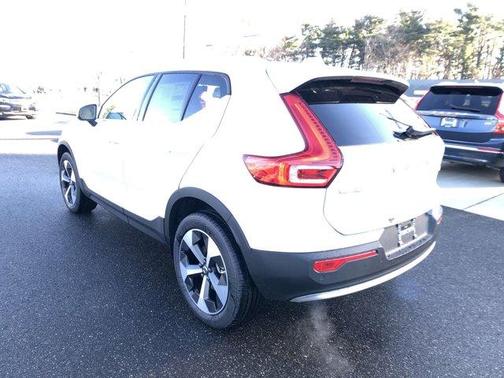2025 Volvo XC40 B5 Plus Bright Theme