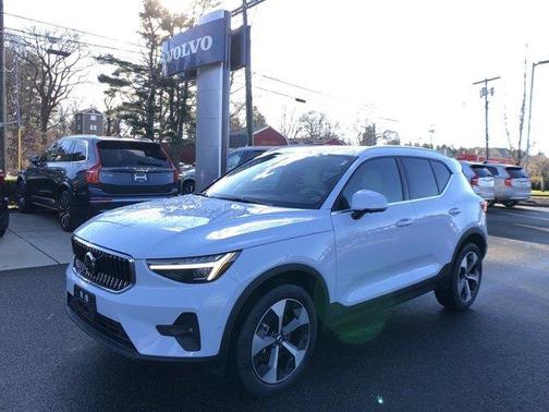 2025 Volvo XC40 B5 Plus Bright Theme