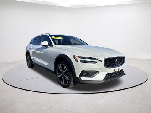 2023 Volvo V60 Cross Country B5 Plus