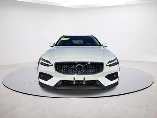 2023 Volvo V60 Cross Country B5 Plus