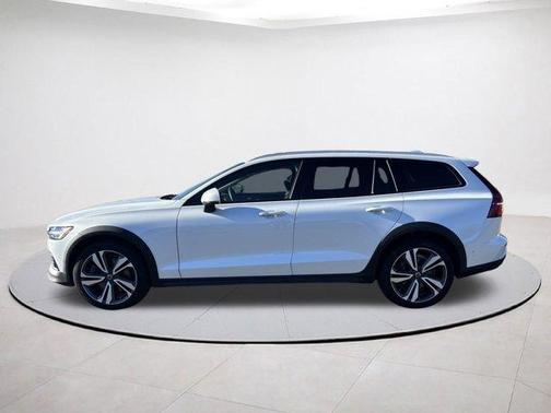 2023 Volvo V60 Cross Country B5 Plus