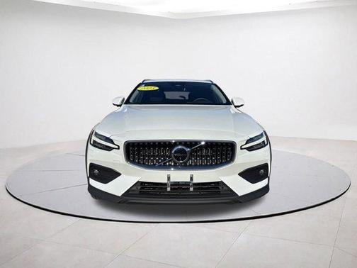 2023 Volvo V60 Cross Country B5 Plus