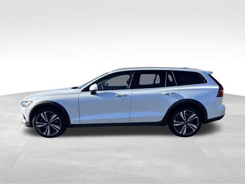 2023 Volvo V60 Cross Country B5 Plus